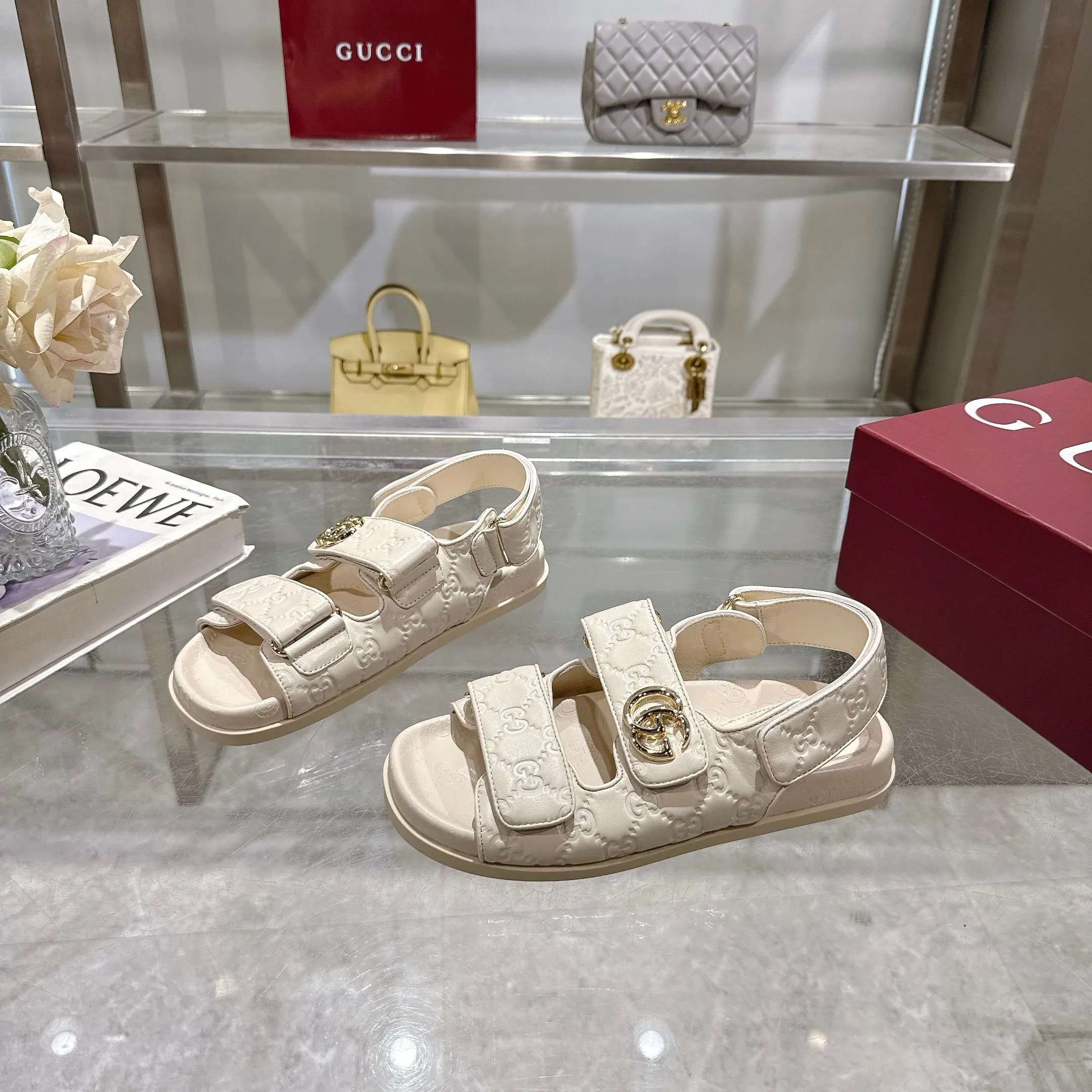 Wholesale direct sales 260👟👟 Gucci’s modern design aesthetic explores the path of unique craftsmanship, cleverly integrating the brand’s classic elements with its beloved brand identity. The sandal is embellished with the beloved Double G hardware, adding a touch of understated branding to the design, complementing the versatility of the Velcro straps. Women Light gold tone hardware Sheepskin lining Double G Rubber sole Velcro fastening Flat sole